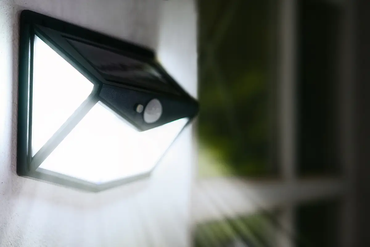Bewegungsaktivierte Solarleuchte an der Hauswand. Eine einfache und günstige Maßnahme zur Erhöhung der Haussicherheit bei Nacht.